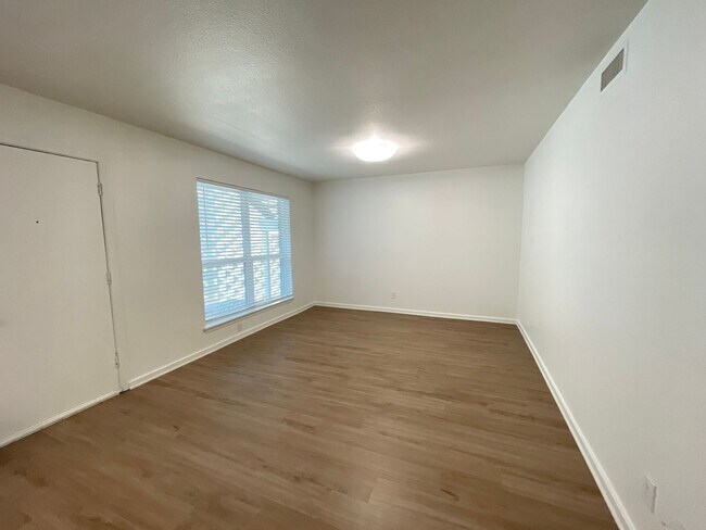 Interior Photo - River Oaks