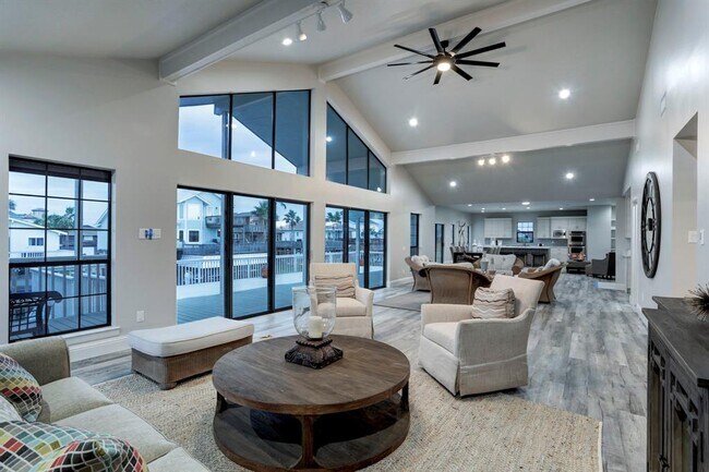Building Photo - 1239 Hawaii Dr