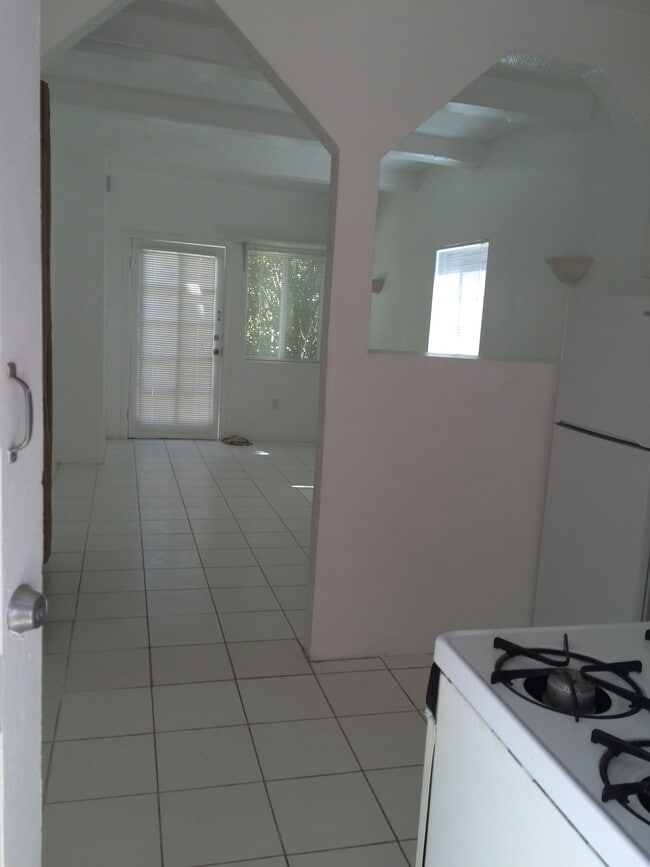 Building Photo - 2031 vista Del Mar ave, 90068