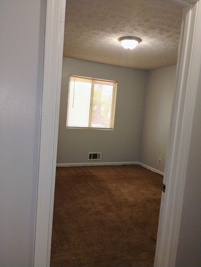 Building Photo - Amazing 4 Bedroom Home w/Basement! Conveni...