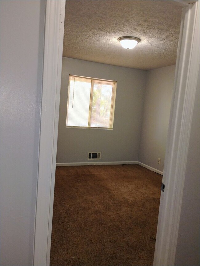 Building Photo - Large 4 Bedroom Home w/Basement! Convenien...