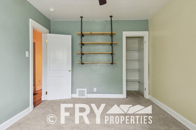 Building Photo - Cozy 1/2 Duplex in Congress Park