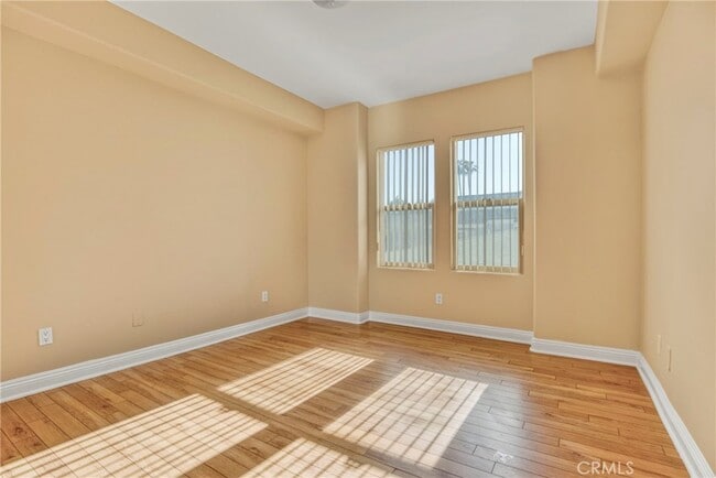 Building Photo - 12916 Moorpark St