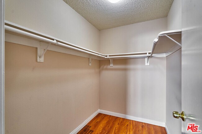 Building Photo - 820 S St Andrews Pl