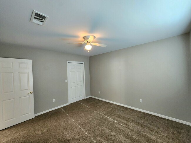 Building Photo - 2/2 Home in Lakeview Villas!