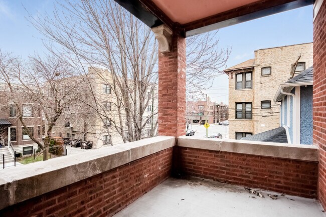 Deck/Balcony - 2419 W Wilson Ave