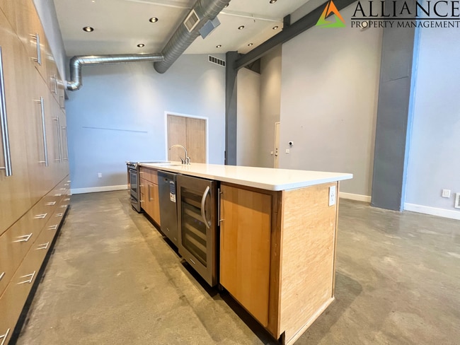 Building Photo - Maintenance Free Living ~ Close to KSU & Aggieville ~ Pet Friendly