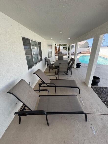 Building Photo - 1921 Park Terrace Bay