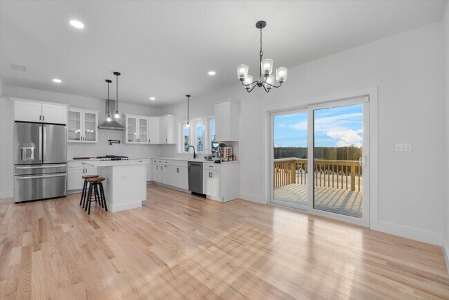 Building Photo - Move In Ready: Custom-built home