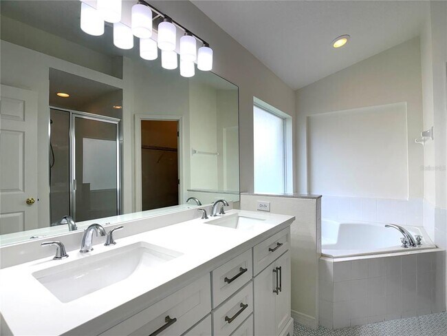 Building Photo - 538 Solana Cir