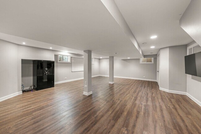 Building Photo - 10S160 Alma Ln