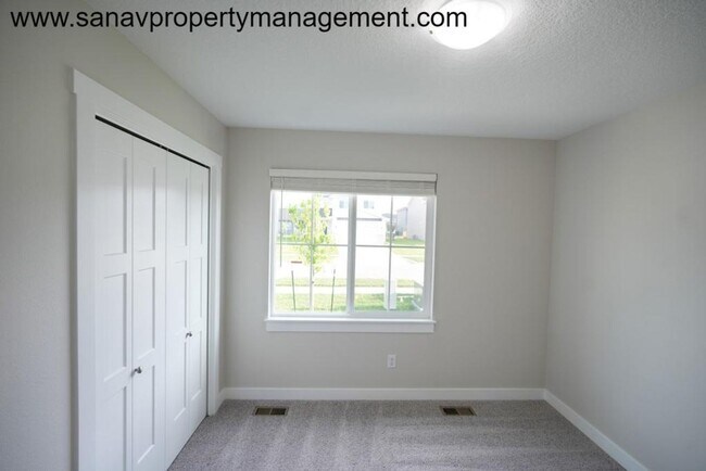 Building Photo - "Modern Comfort Meets Convenience: Your Ideal Home in Waukee"