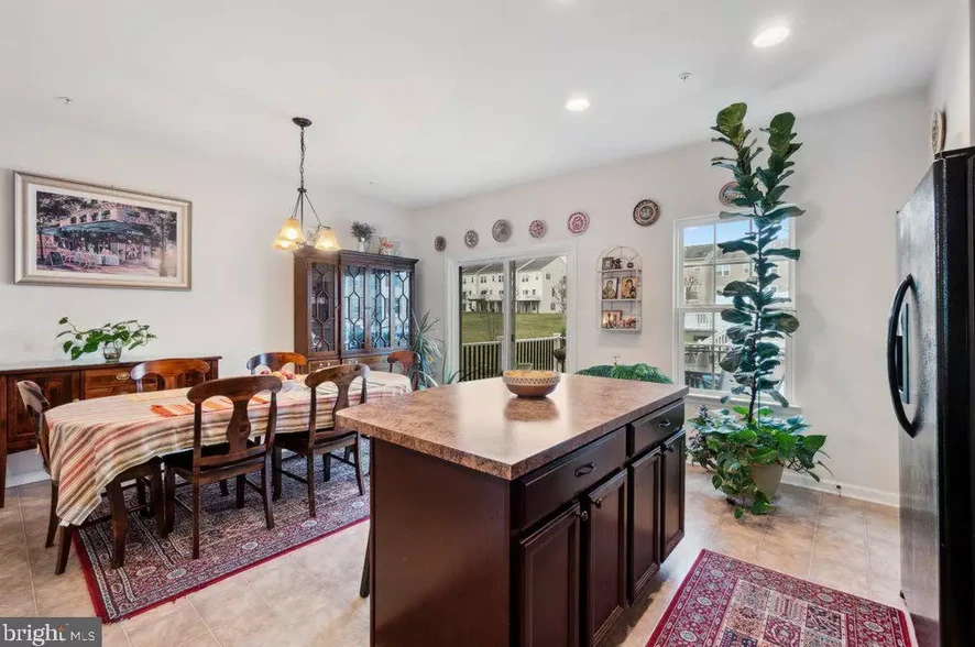 Kitchen & dining - 1280 Rannoch Ln