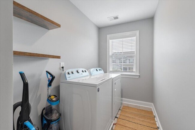 Building Photo - Show stopping 5 bed/3 bath rental in the h...