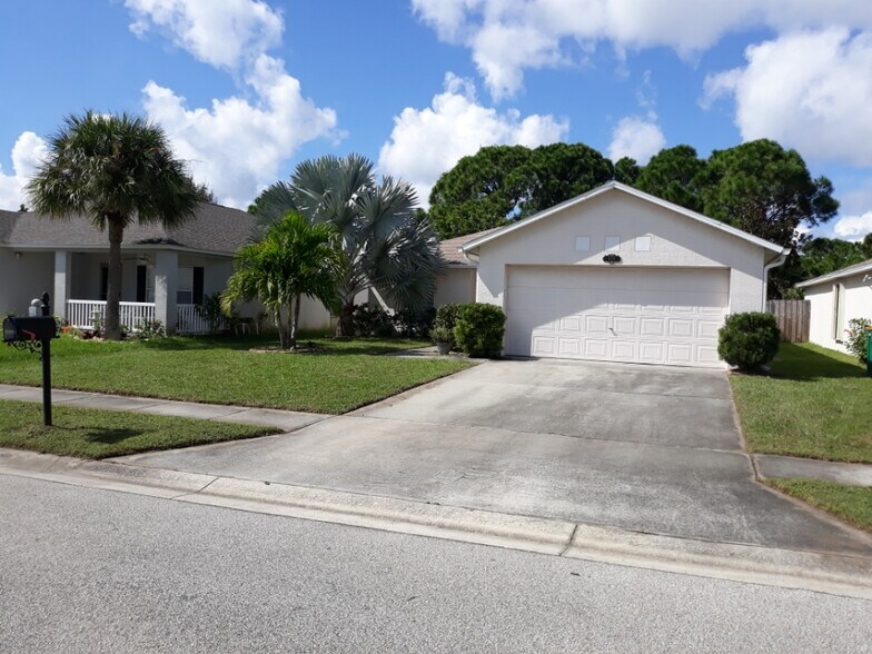 Primary Photo - 520 Benton Dr
