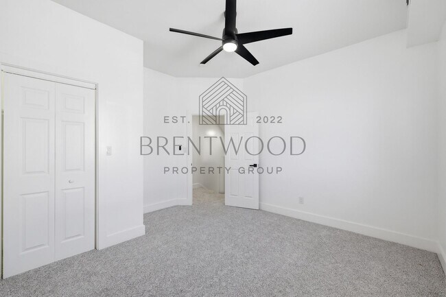 Building Photo - Contemporary 4bed/3bath with Private Yard