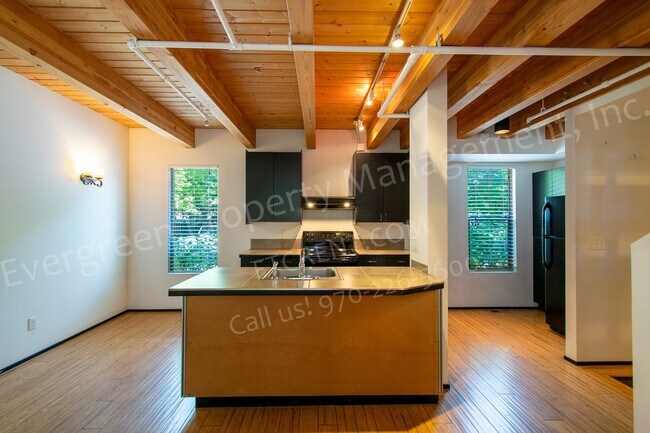 Building Photo - 318-320 W Myrtle