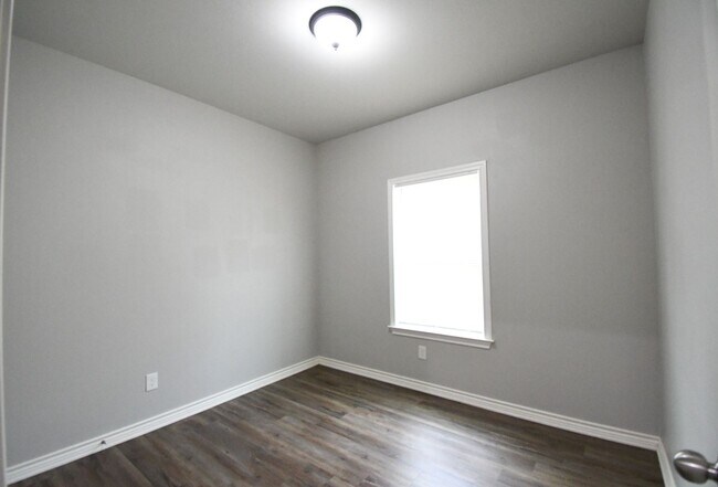 Building Photo - Gorgeous 3 Bedroom, 2 Bath Duplex in Arp