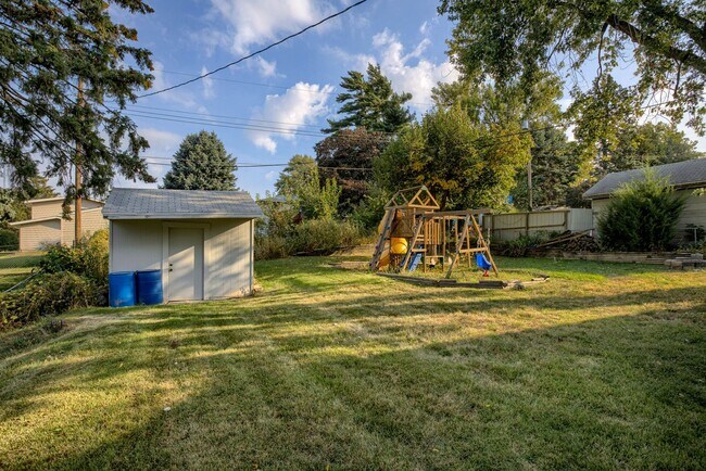 Building Photo - Must See Updated Bellevue Home!!