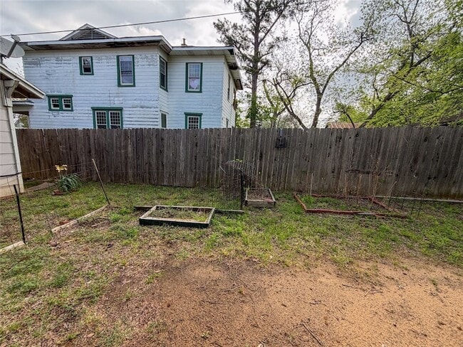 Building Photo - 114 E Hull St