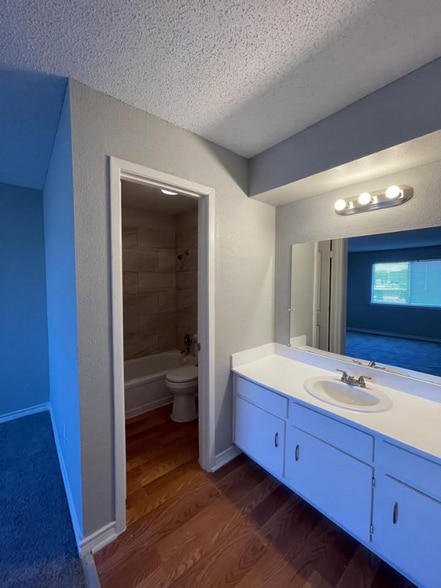 Building Photo - 5625 Antoine Dr