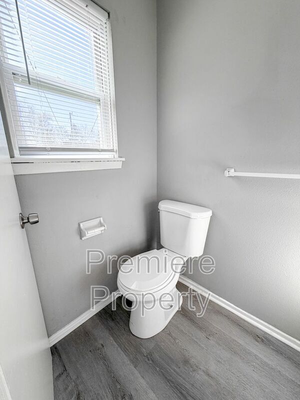 Building Photo - 223 N Oak Dr