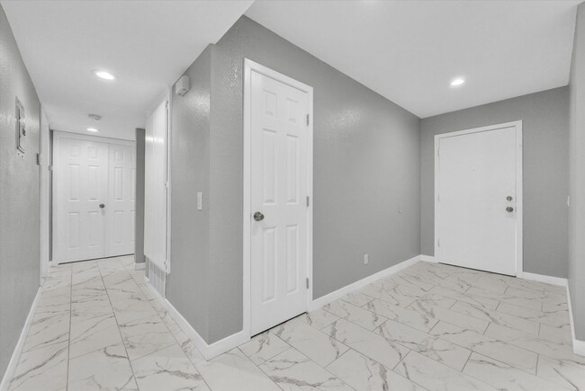 Building Photo - 1046 N Clifford Ave