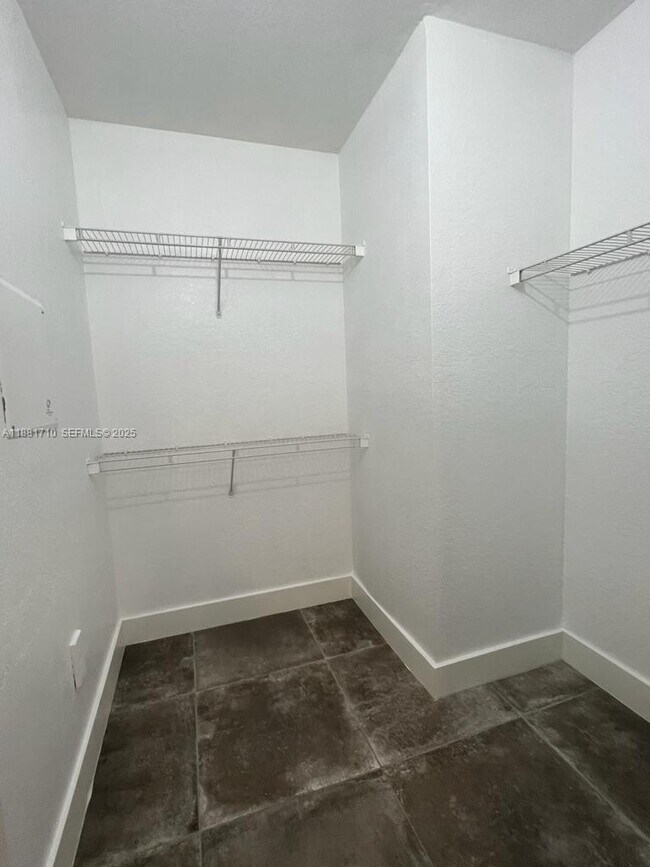 Building Photo - 6692 W Sample Rd