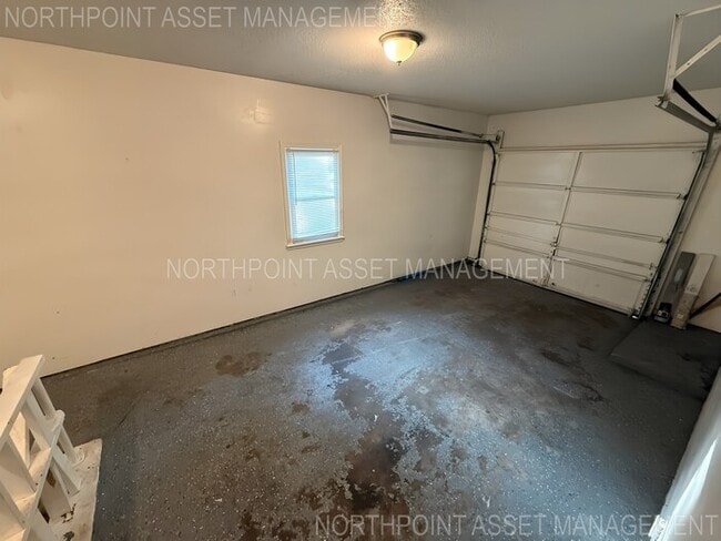 Building Photo - 3 bed, 1 bath, open layout available now!