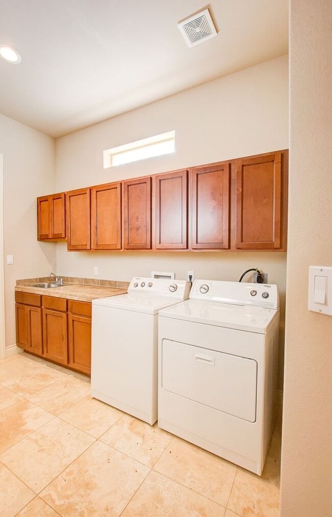 Building Photo - Comanche Trace on Golf Course