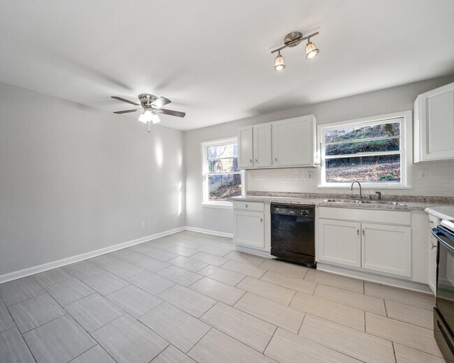 Building Photo - 2371 Swallow Cir SE