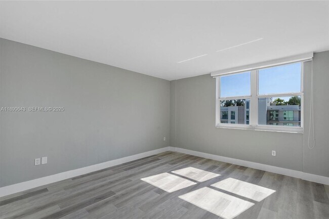 Building Photo - 10350 W Bay Harbor Dr