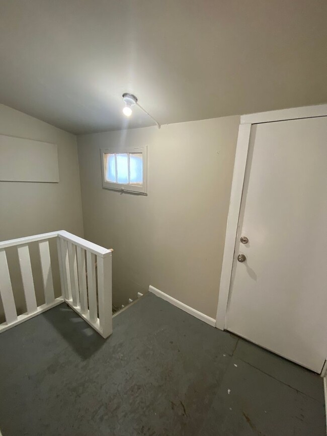 Building Photo - Updated 1 Bedroom Home with Garage