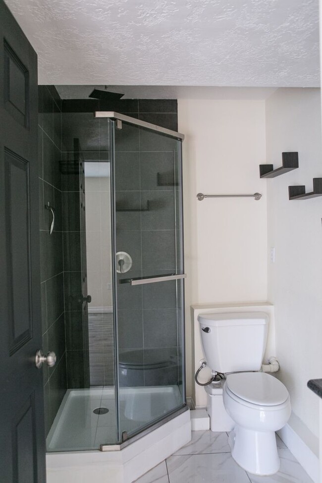 Building Photo - 4 bedroom 3 bath house for rent- Great loc...