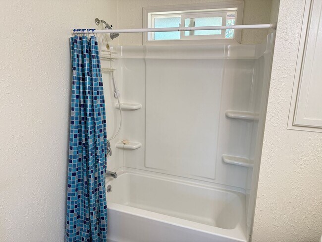 Building Photo - Updated single level 2 bed/1 bath duplex in Springfield!