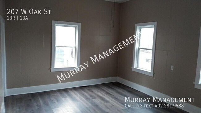 Building Photo - 207 W Oak St