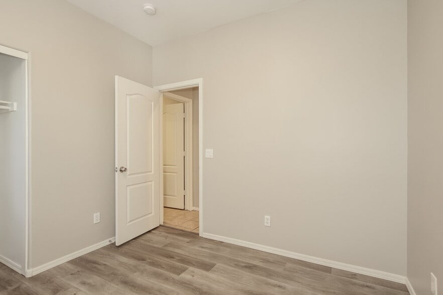 Building Photo - 8713 N 58th Ln