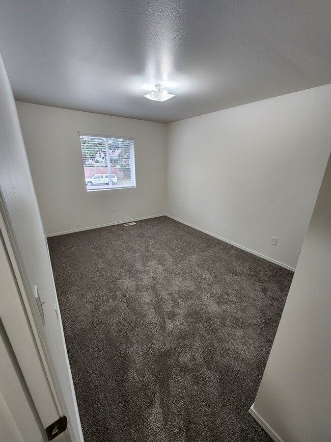 Building Photo - Spacious 3-Bed Duplex Retreat in Tacoma: 1...