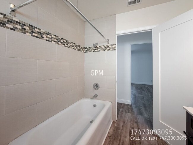 Building Photo - 723 W Doran St