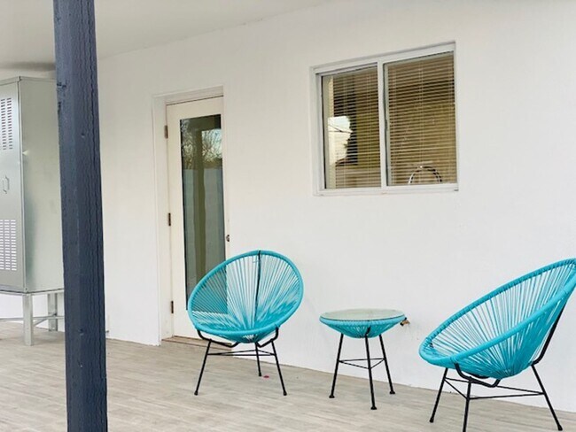 Building Photo - Modern Centrally Located 3 bed, 2 bath w/Large back yard