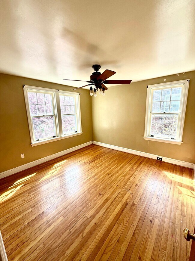 Building Photo - 738 E Madison St