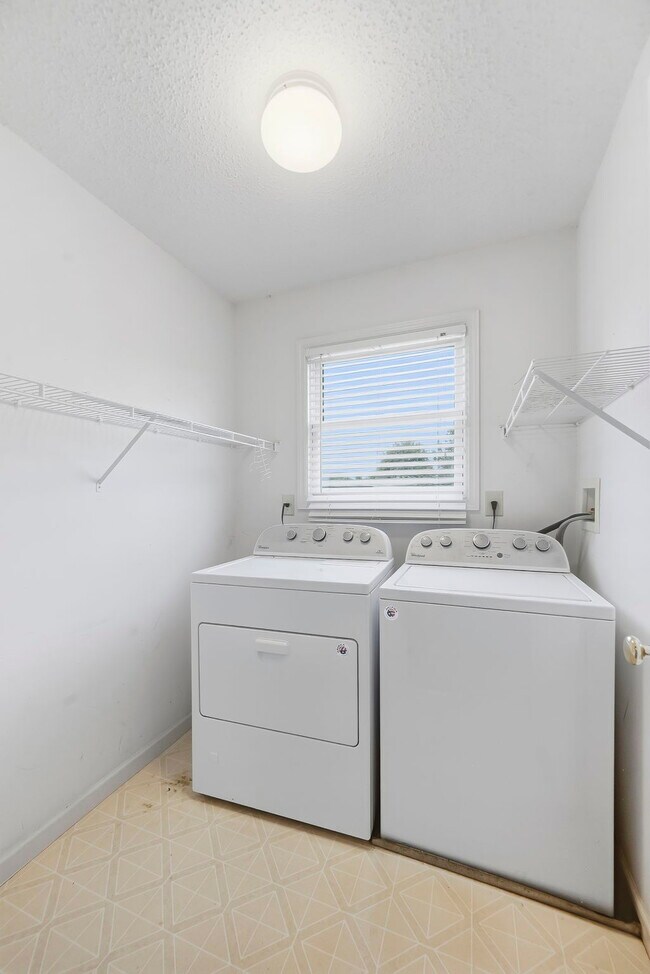 Building Photo - 5012 Joshua Dr