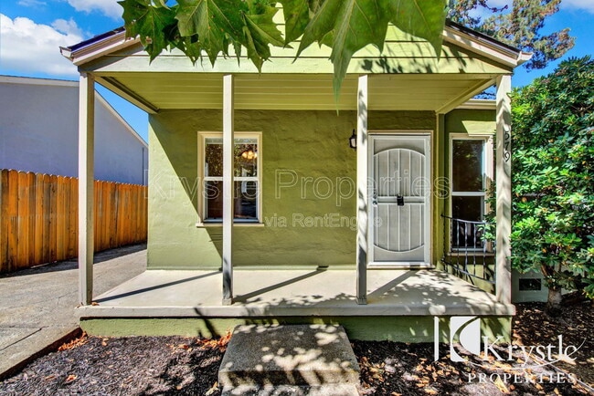 Building Photo - 579 Cedar St