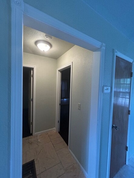 Building Photo - 1902 S Ridgewood Dr