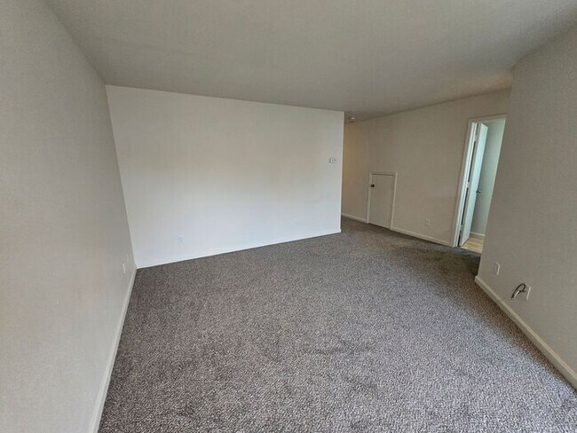 Building Photo - Updated 3-Bedroom Townhome in Dayton