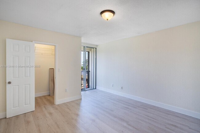 Building Photo - 9210 Fontainebleau Blvd