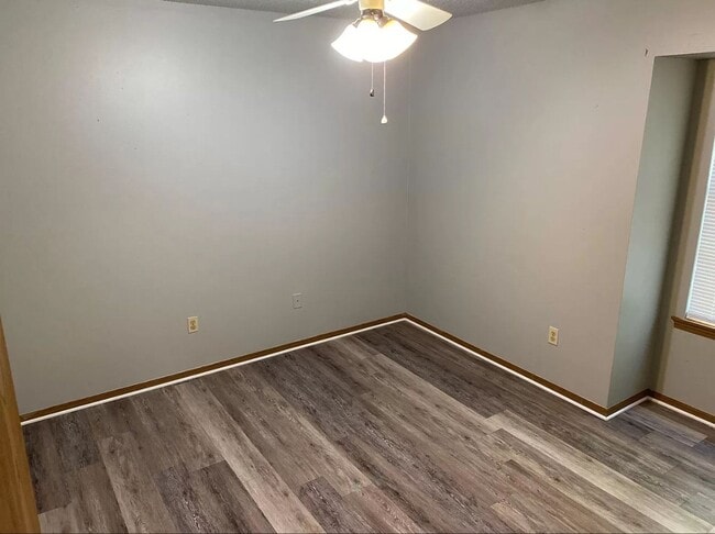 Building Photo - 2 Bedroom / 1.5 Bathroom Townhouse w/ Fenc...