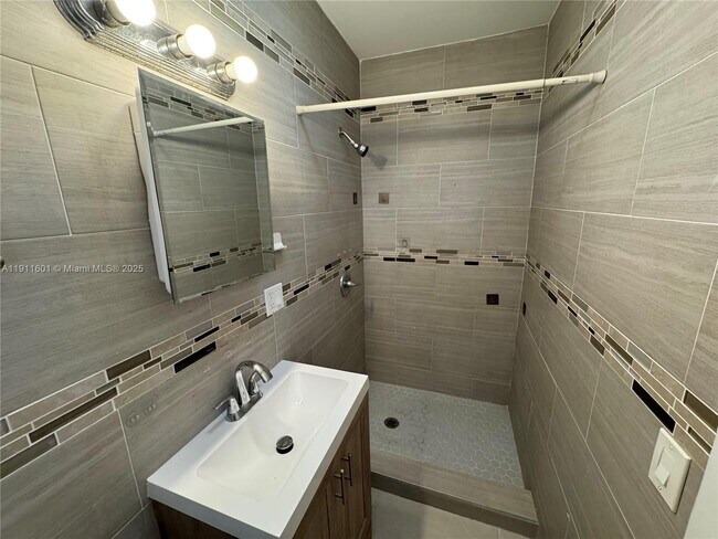 Building Photo - 1711 Fillmore St