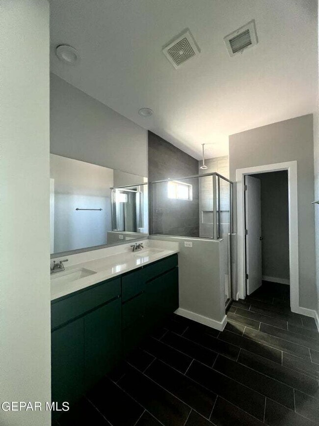 Building Photo - Open floor plan. 4 Bedrooms, 2.5 baths, 2 ...