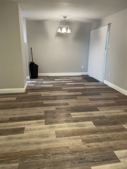 Building Photo - 932 E Monterey Ct